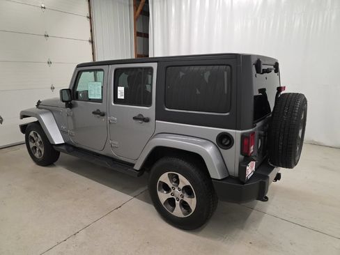 Used 2017 Jeep Wrangler Unlimited Sahara w/ Dual Top Group AWD/4WD image 4