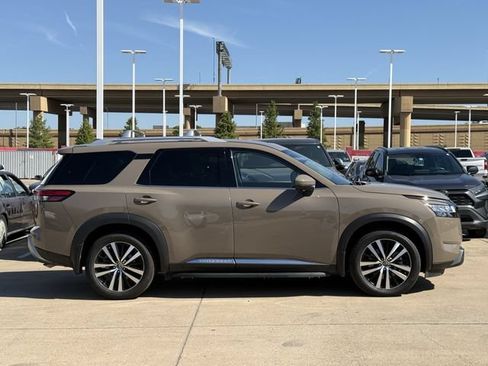 Used 2024 Nissan Pathfinder Platinum w/ Lighting Package (N93) FWD image 3