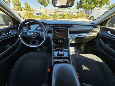 Used 2024 Jeep Grand Cherokee Laredo image 21