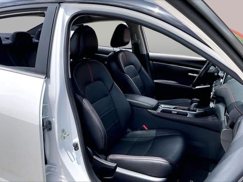 Used 2025 Nissan Sentra SR w/ SR Premium Package FWD image 9