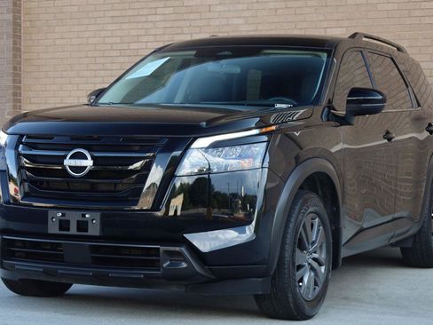 Used 2024 Nissan Pathfinder SV w/ Lighting Package (N92) FWD image 4