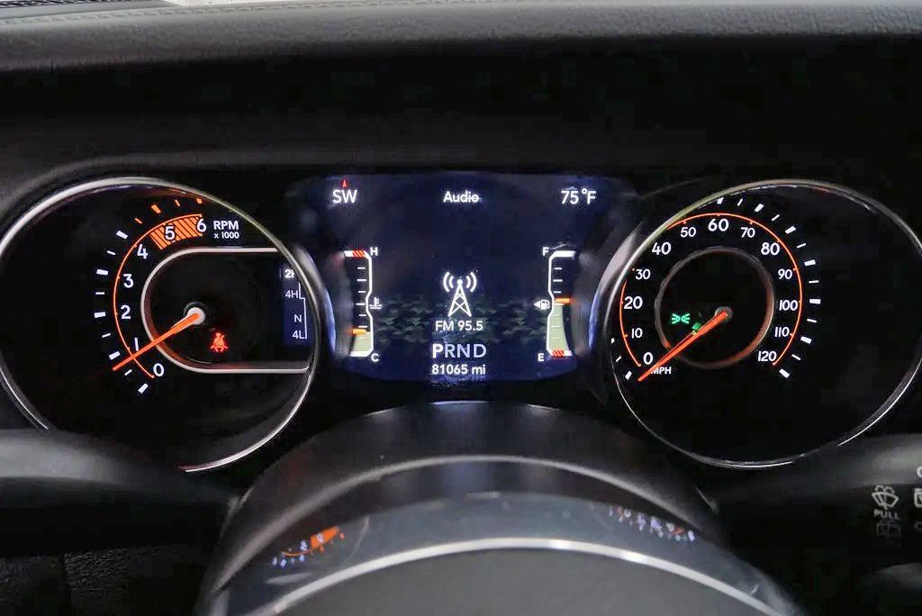 Used 2022 Jeep Wrangler Unlimited Sahara AWD/4WD image 22