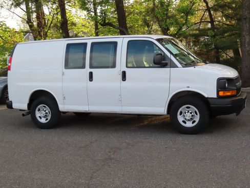 Used 2015 Chevrolet Express 2500 image 4