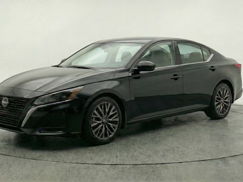 Used 2025 Nissan Altima 2.5 SV FWD image 3