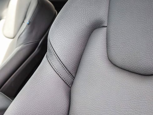 Used 2025 Volvo XC60 B5 Plus image 21