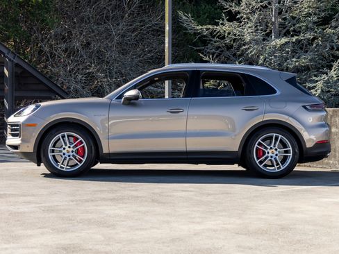 Certified 2025 Porsche Cayenne S AWD/4WD image 2