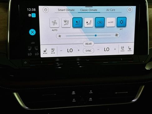 Used 2025 Volkswagen Atlas SE FWD image 24