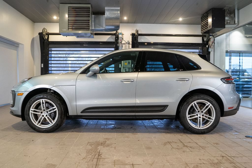 Certified 2025 Porsche Macan AWD/4WD image 2