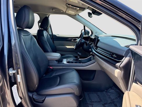 Used 2025 Kia Carnival FWD image 29