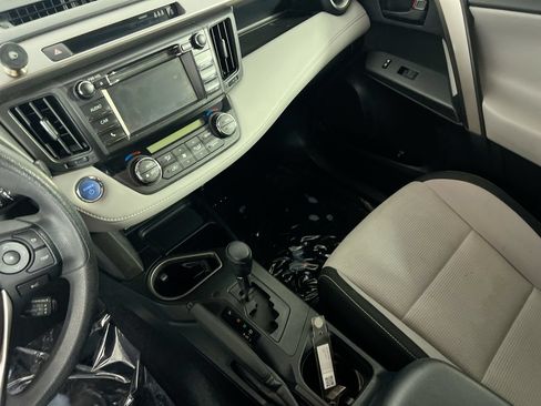 Used 2018 Toyota RAV4 LE w/ Carpet Mat Package AWD/4WD image 18