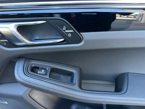 Used 2025 Porsche Macan image 19