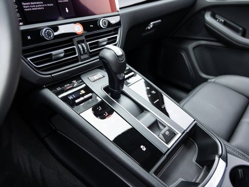 Used 2026 Porsche Macan AWD/4WD image 17