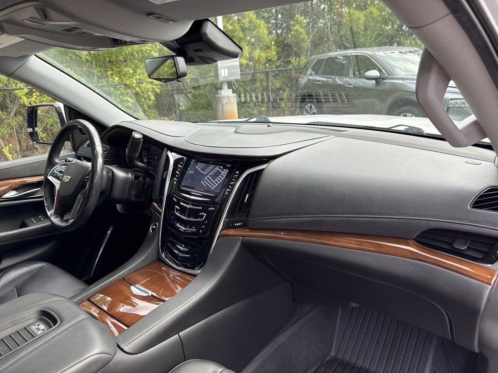 Used 2020 Cadillac Escalade Luxury AWD/4WD image 35