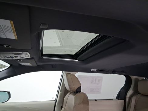 Used 2021 Toyota Sienna Limited image 13