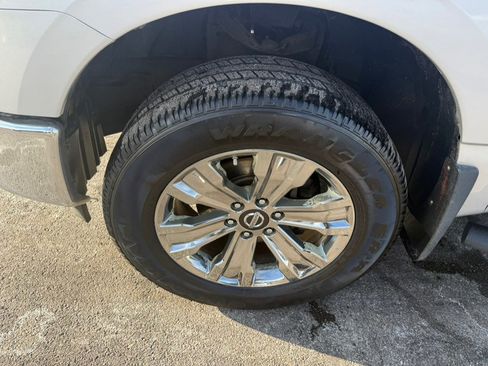 Used 2018 Nissan Titan SV w/ SV Convenience Package image 4