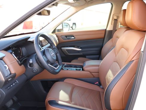 Used 2024 Nissan Pathfinder Platinum image 11