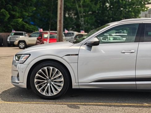 Used 2019 Audi e-tron Prestige w/ Prestige Package AWD/4WD image 12