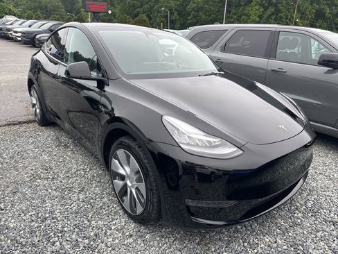 Used 2023 Tesla Model Y AWD image 2
