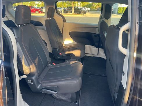 Certified 2017 Chrysler Pacifica Touring w/ Tire & Wheel Group FWD image 42