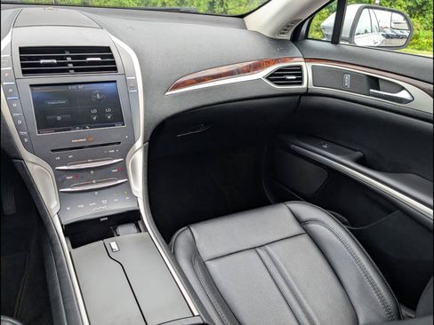Used 2016 Lincoln MKZ FWD image 8