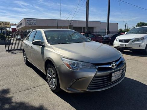 Used 2017 Toyota Camry LE image 3