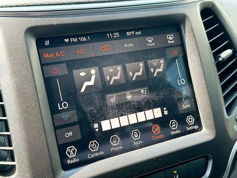 Used 2019 Jeep Cherokee Trailhawk AWD/4WD image 16