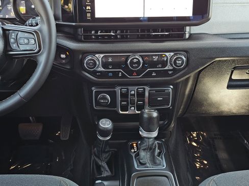 Used 2024 Jeep Wrangler Unlimited AWD/4WD image 24