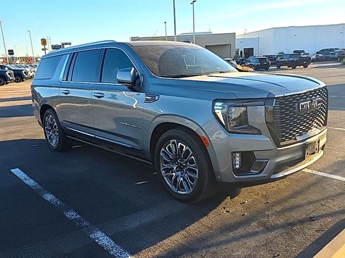 Used 2023 GMC Yukon XL Denali Ultimate image 4
