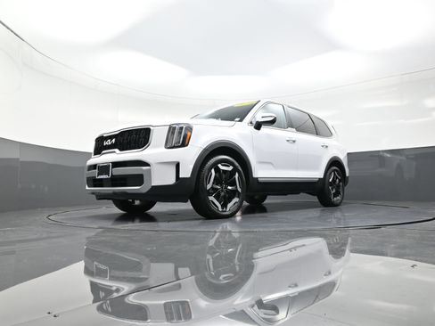 Used 2024 Kia Telluride EX w/ EX Captain's Chair Package image 11