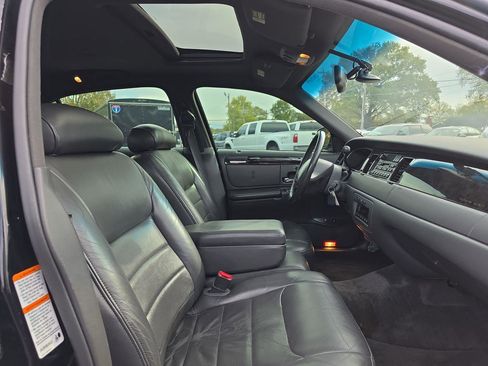 Used 1999 Lincoln Town Car Signature image 8