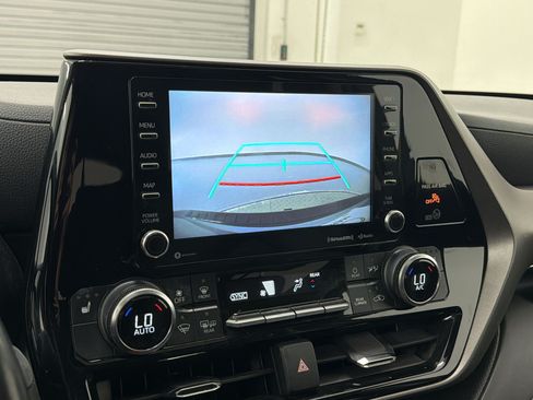 Used 2022 Toyota Highlander XLE FWD image 17