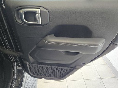Used 2020 Jeep Gladiator Overland AWD/4WD image 8