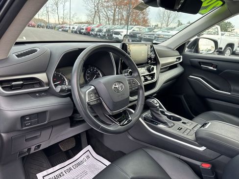 Used 2020 Toyota Highlander XLE image 19