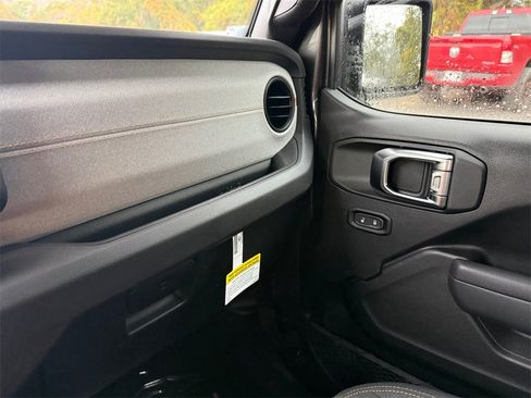 New 2025 Jeep Gladiator Sport image 23