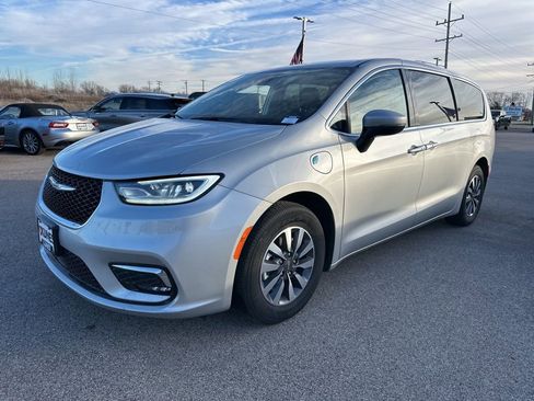 Used 2023 Chrysler Pacifica Touring-L image 19