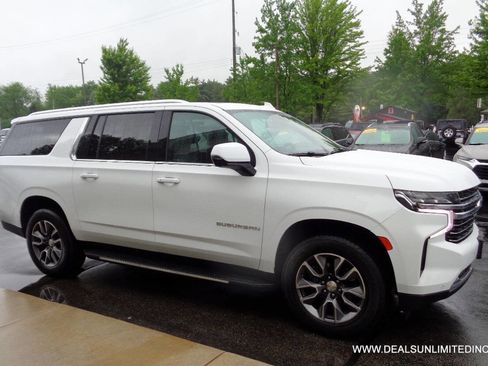 Used 2022 Chevrolet Suburban LT w/ LT Signature Plus Package AWD/4WD image 2