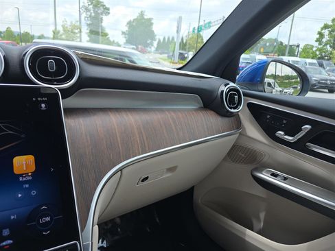 Used 2025 Mercedes-Benz GLC 300 4MATIC image 29