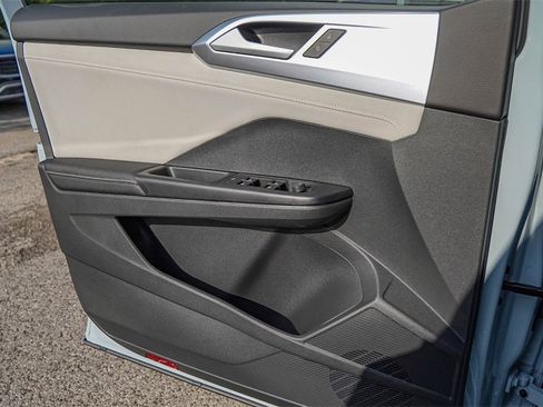 New 2026 Volkswagen Taos SE image 15