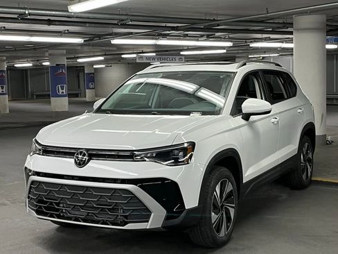 New 2025 Volkswagen Taos SE image 3