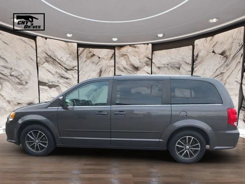Used 2017 Dodge Grand Caravan SXT FWD image 8