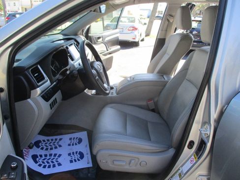 Used 2019 Toyota Highlander XLE image 10