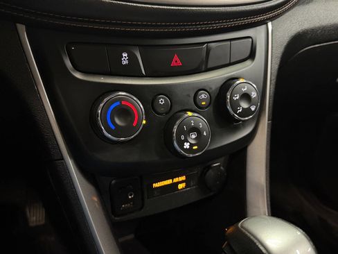 Used 2019 Chevrolet Trax LT w/ Sun & Sound Package image 42