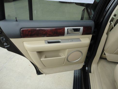 Used 2006 Lincoln Navigator Luxury image 11