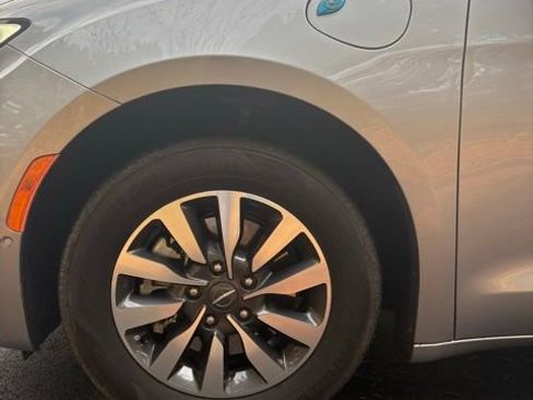 Used 2021 Chrysler Pacifica Touring-L image 22