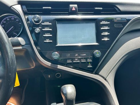 Used 2019 Toyota Camry SE FWD image 4