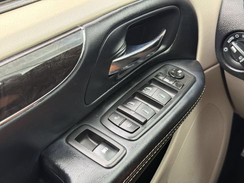 Used 2016 Chrysler Town & Country Touring-L w/ Driver Convenience Group FWD image 25