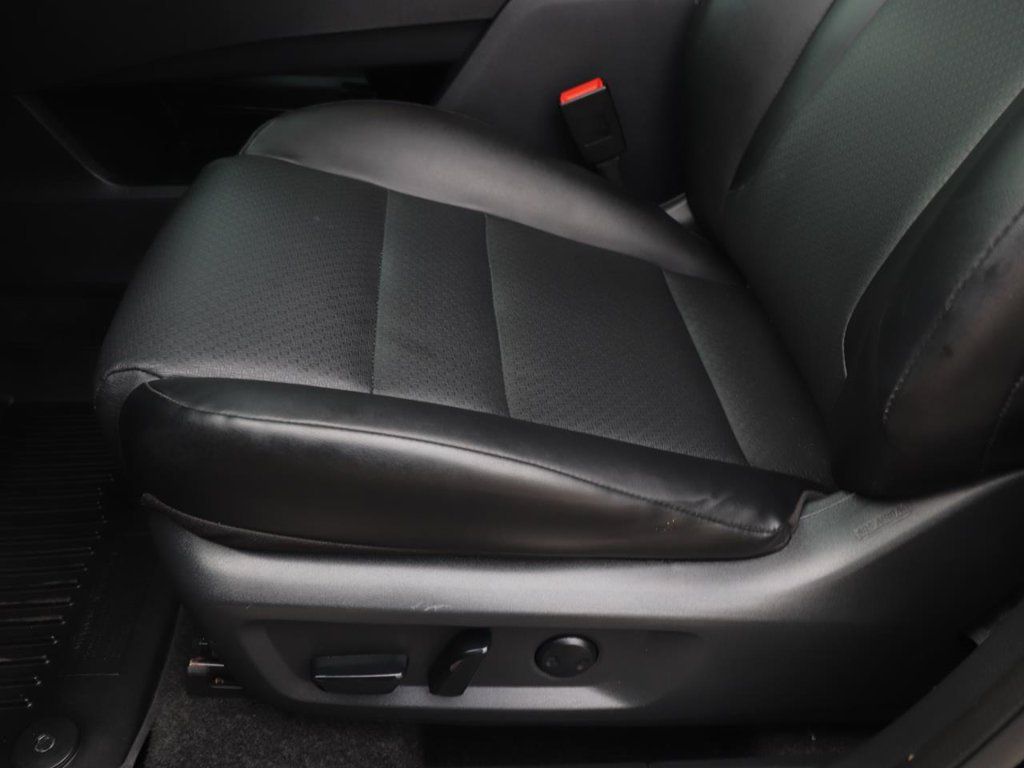 Used 2025 Nissan Rogue SV w/ SV Premium Package FWD image 17