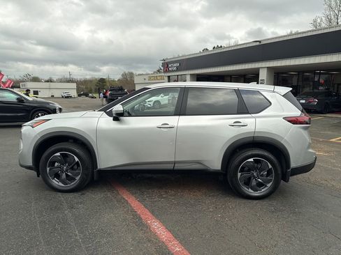 Used 2024 Nissan Rogue SV image 9