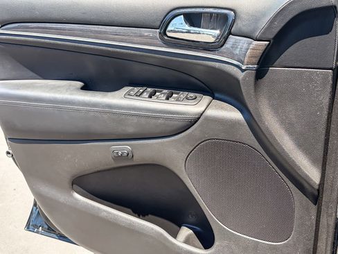 Used 2020 Jeep Grand Cherokee Overland AWD/4WD image 19