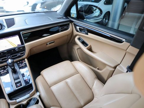 Certified 2023 Porsche Macan AWD/4WD image 35
